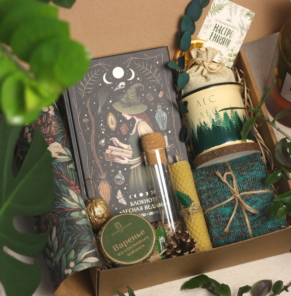 Женский подарочный бокс в зеленых тонах с блокнотом, кружкой, чаем, носками и т.д. Женский подарочный бокс в зеленых тонах с блокнотом, кружкой, чаем, носками и т.д.