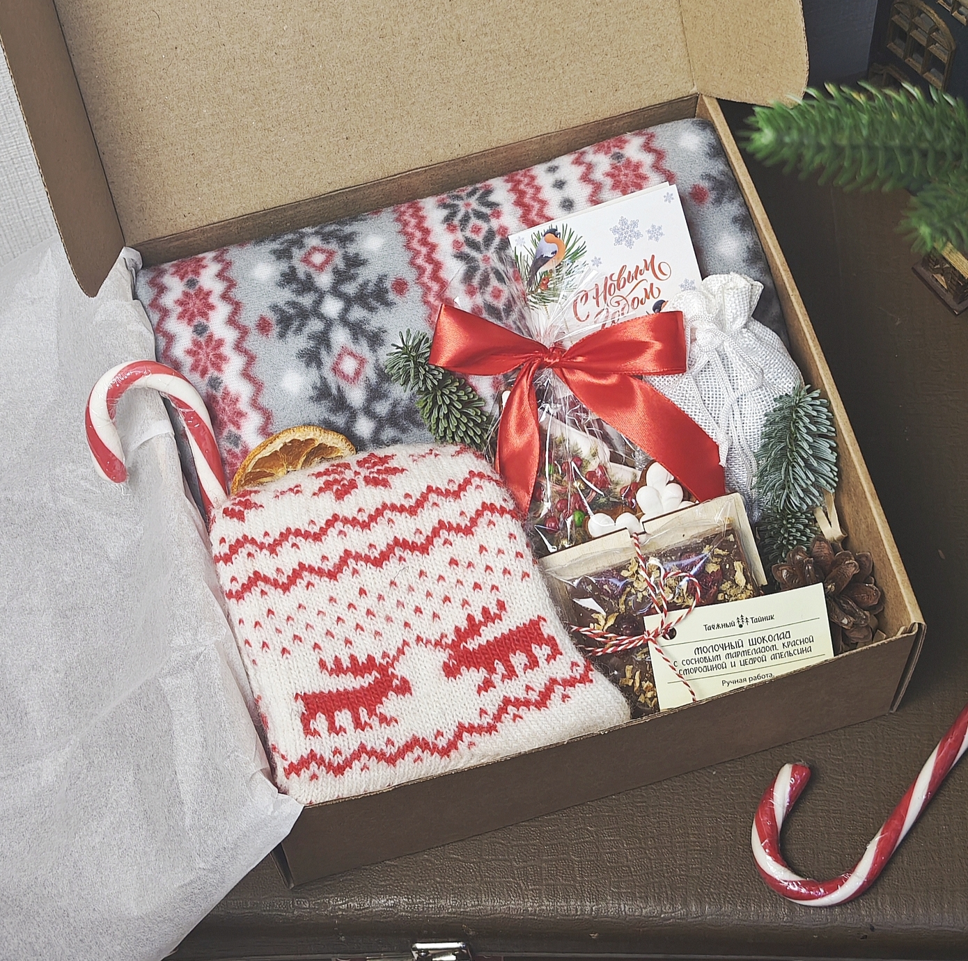 Подарок на Новый год для женщины с пледом, носками, чаем и сладостями №135