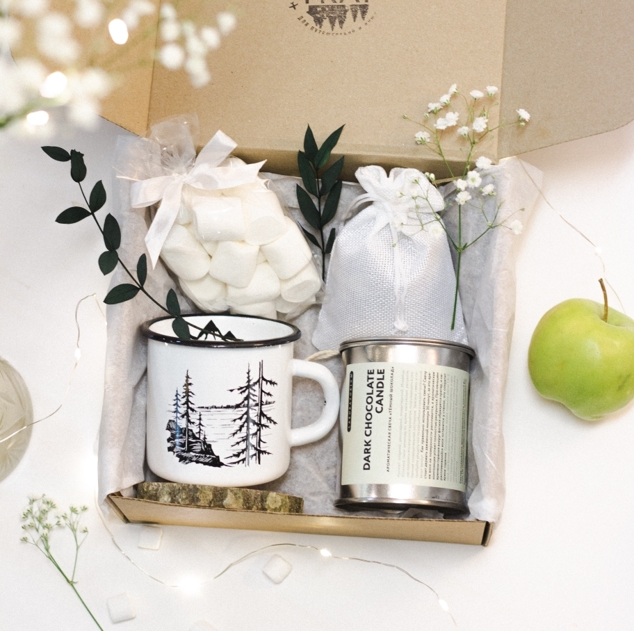 Подарочный бокс White с эмалированной кружкой, свечой, чаем и маршмелоу Подарочный бокс White с эмалированной кружкой, свечой, чаем и маршмелоу