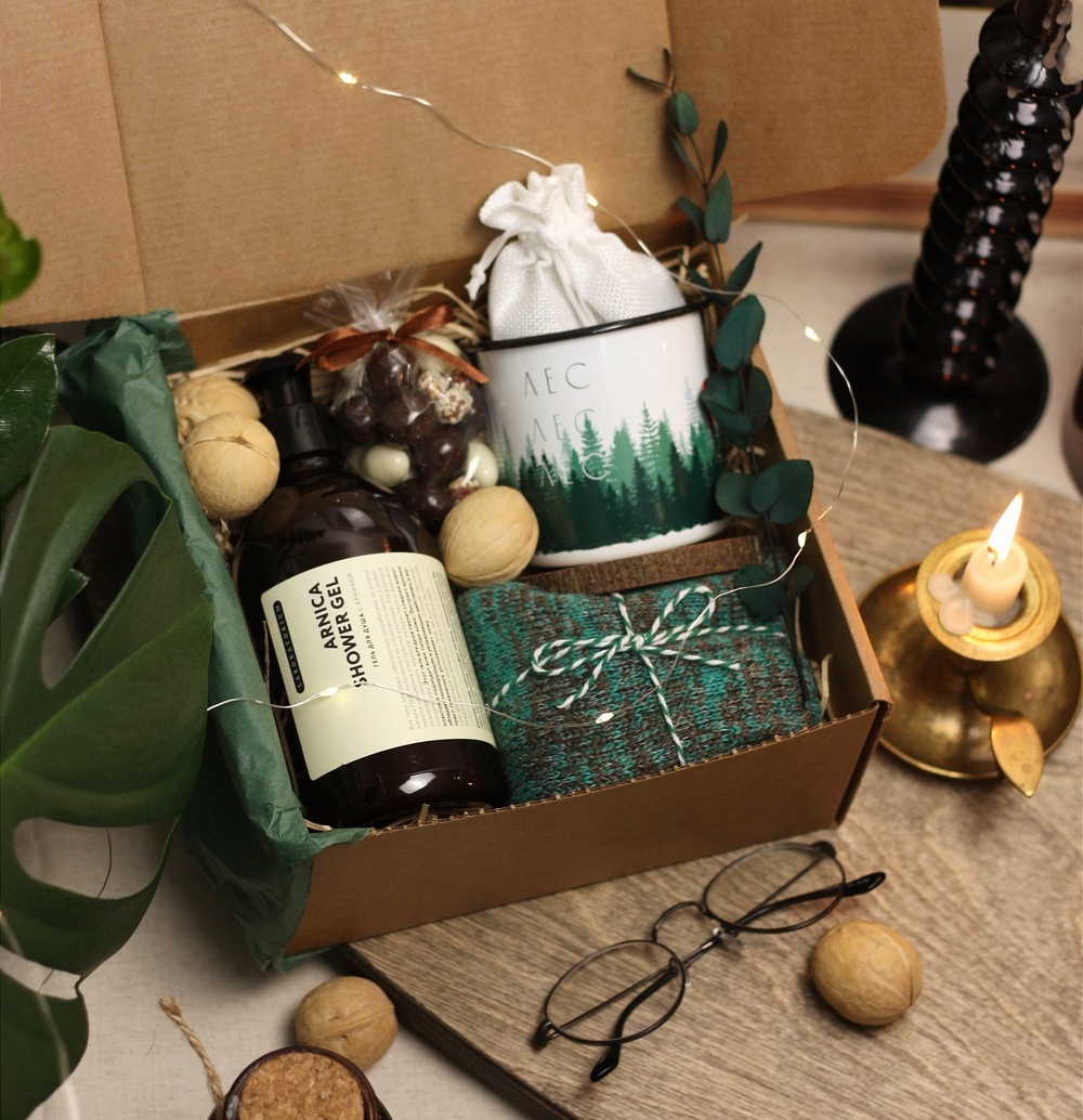 Подарочный набор с гелем для душа, кружкой, подставкой, чаем, носками и орехами Подарочный набор с гелем для душа, кружкой, подставкой, чаем, носками и орехами