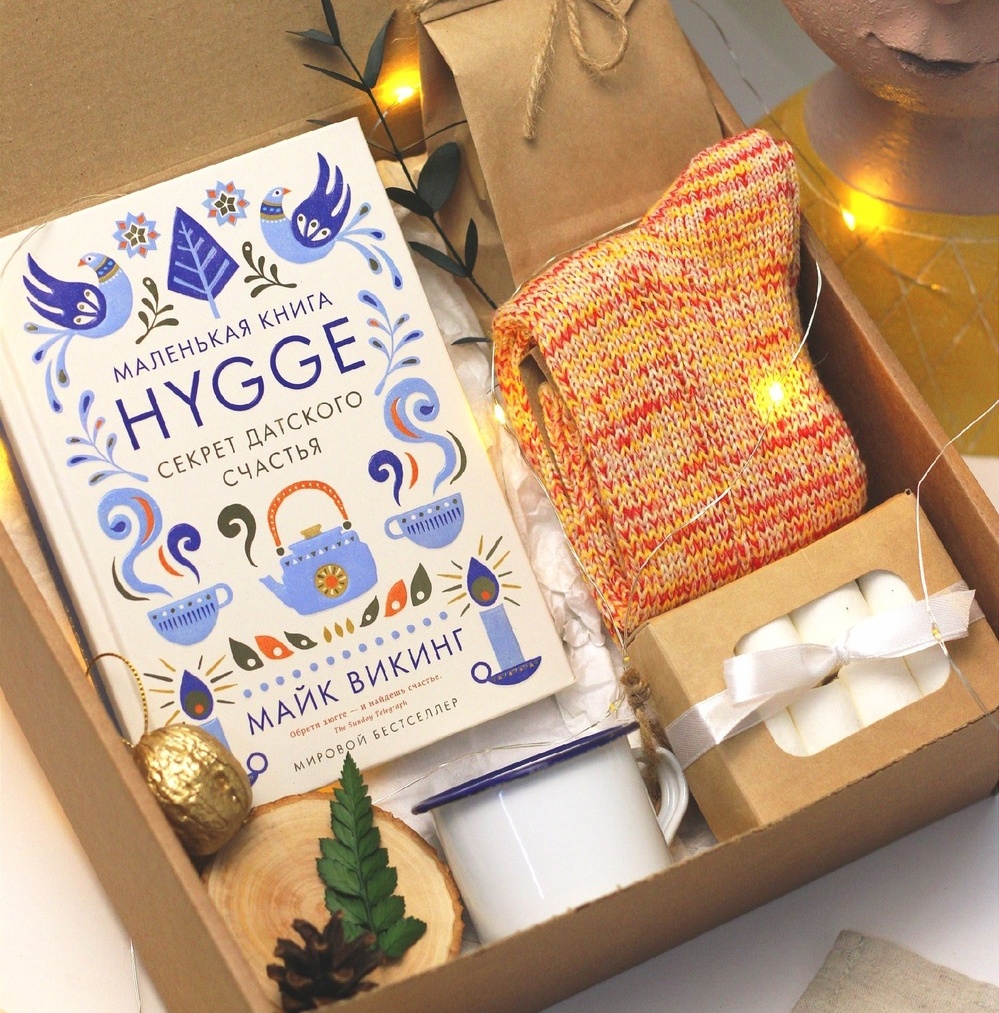 Светящийся подарочный бокс "Hygge" со свечой в кружке, книгой, теплыми носками, какао, маршмеллоу и орешком с предсказанием Светящийся подарочный бокс "Hygge" со свечой в кружке, книгой, теплыми носками, какао, маршмеллоу и орешком с предсказанием