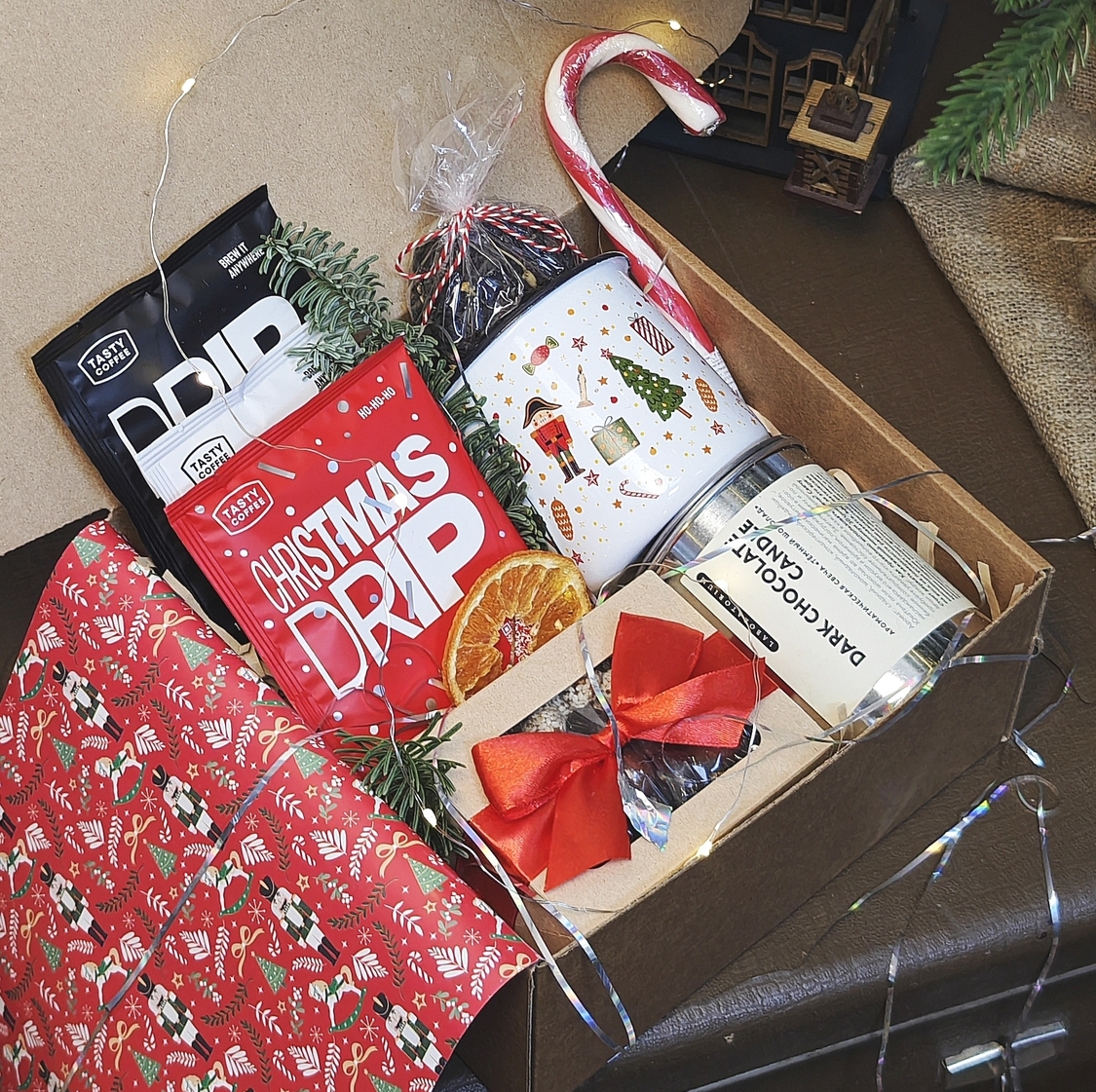 Новогодний подарочный бокс с кружкой, чаем, кофе, свечой и орехами в шоколаде Новогодний подарочный бокс с кружкой, чаем, кофе, свечой и орехами в шоколаде