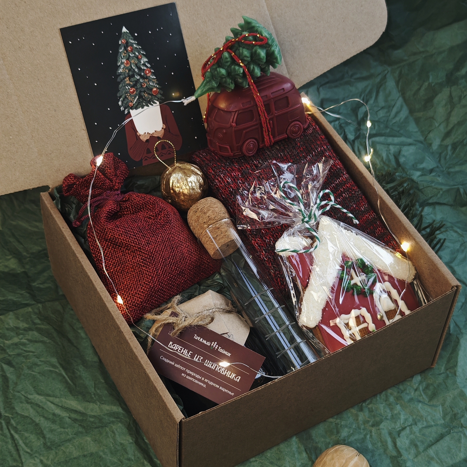 Новогодний подарочный бокс в бордово зеленых тонах midi Новогодний подарочный бокс в бордово зеленых тонах midi