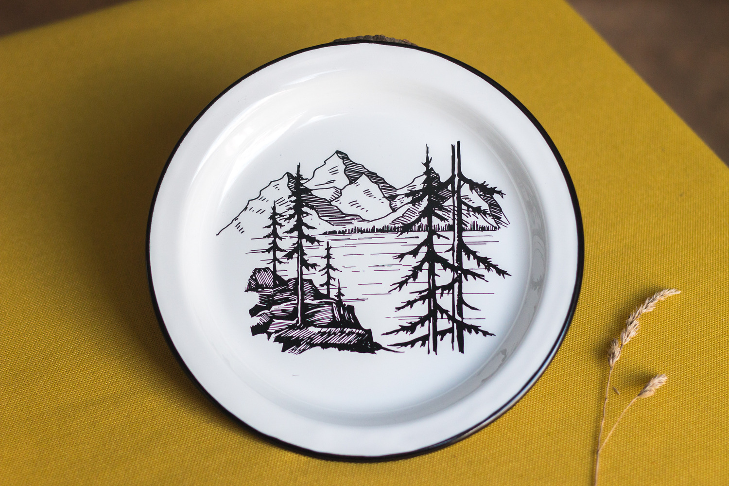 Эмалированная тарелка "Лес и горы"