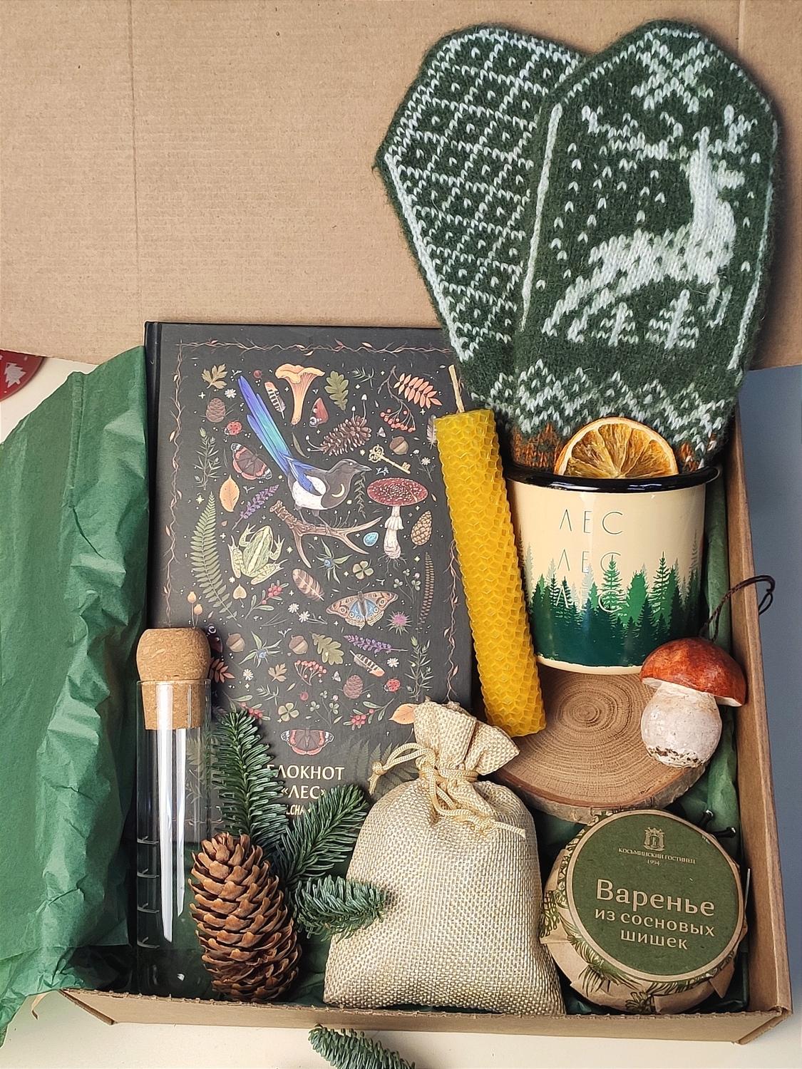 Новогодний женский подарочный бокс в зеленых тонах Новогодний женский подарочный бокс в зеленых тонах