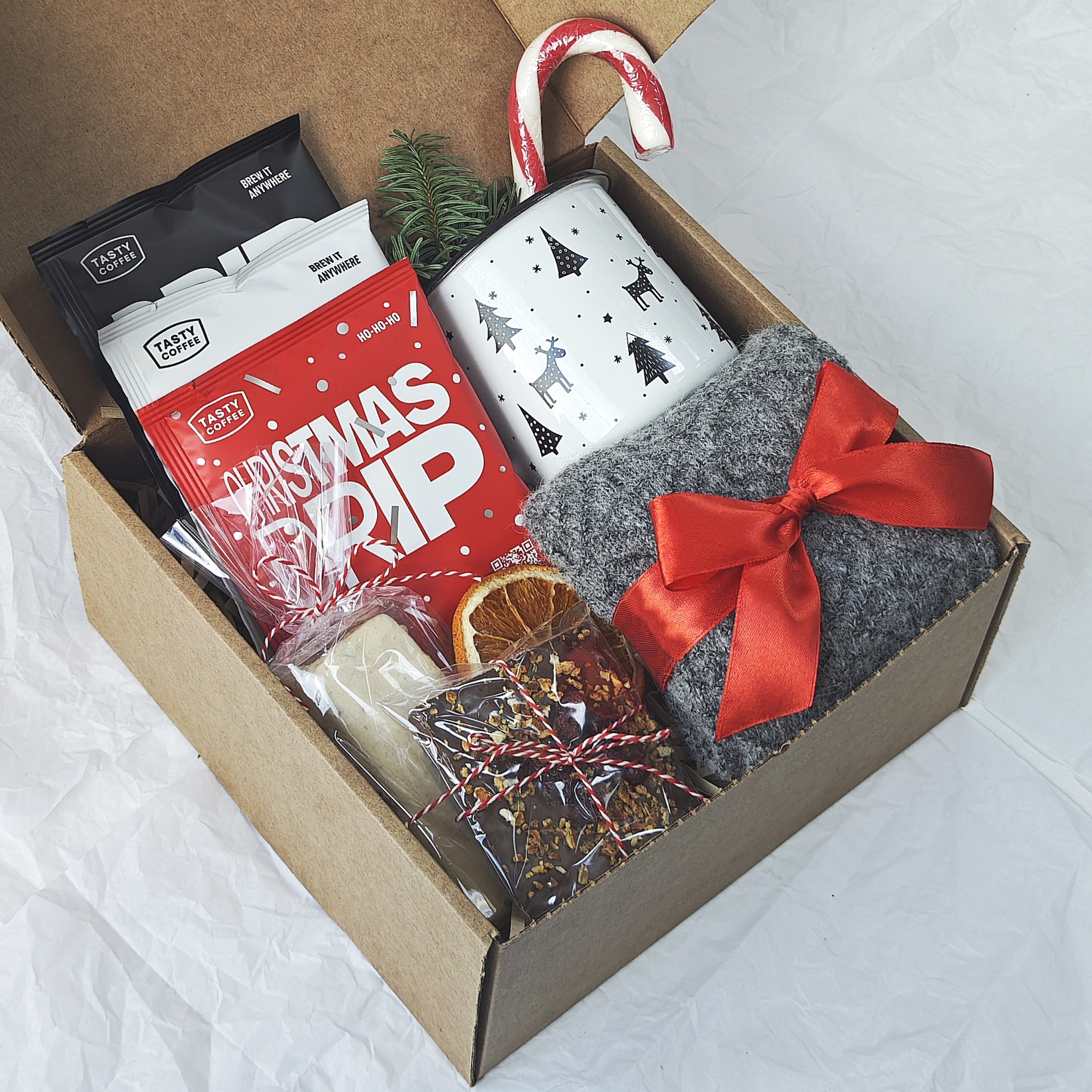 Мужской подарочный бокс с кофе, кружкой, носками и сладостями Мужской подарочный бокс с кофе, кружкой, носками и сладостями