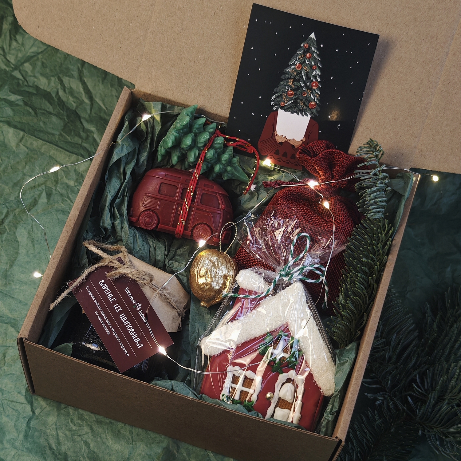 Новогодний подарочный бокс в бордово зеленых тонах mini Новогодний подарочный бокс в бордово зеленых тонах mini