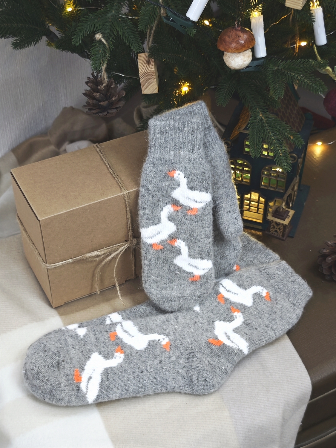 Женский подарочный набор с варежками и носками "Гуси" Женский подарочный набор с варежками и носками "Гуси"