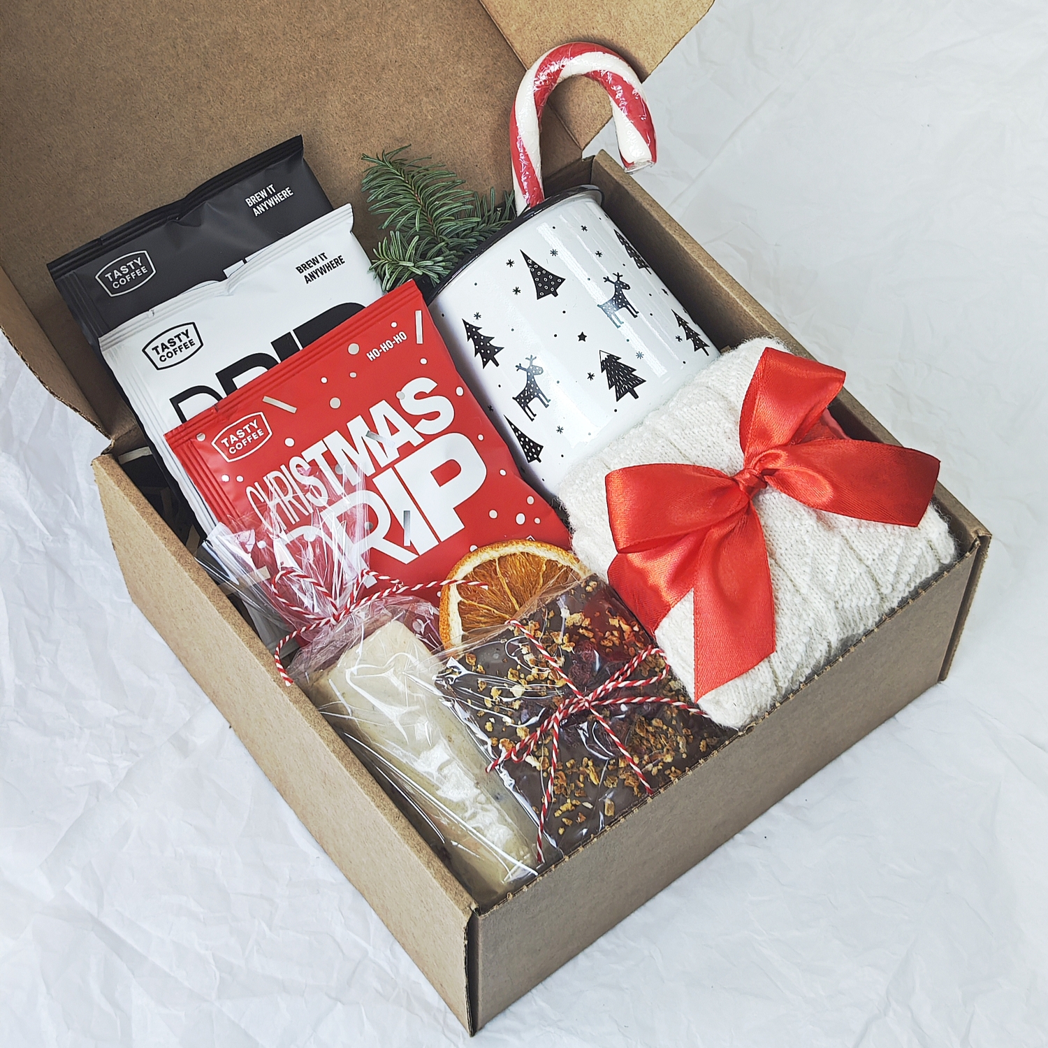 Женский подарочный бокс с кофе, кружкой, носками и сладостями Женский подарочный бокс с кофе, кружкой, носками и сладостями