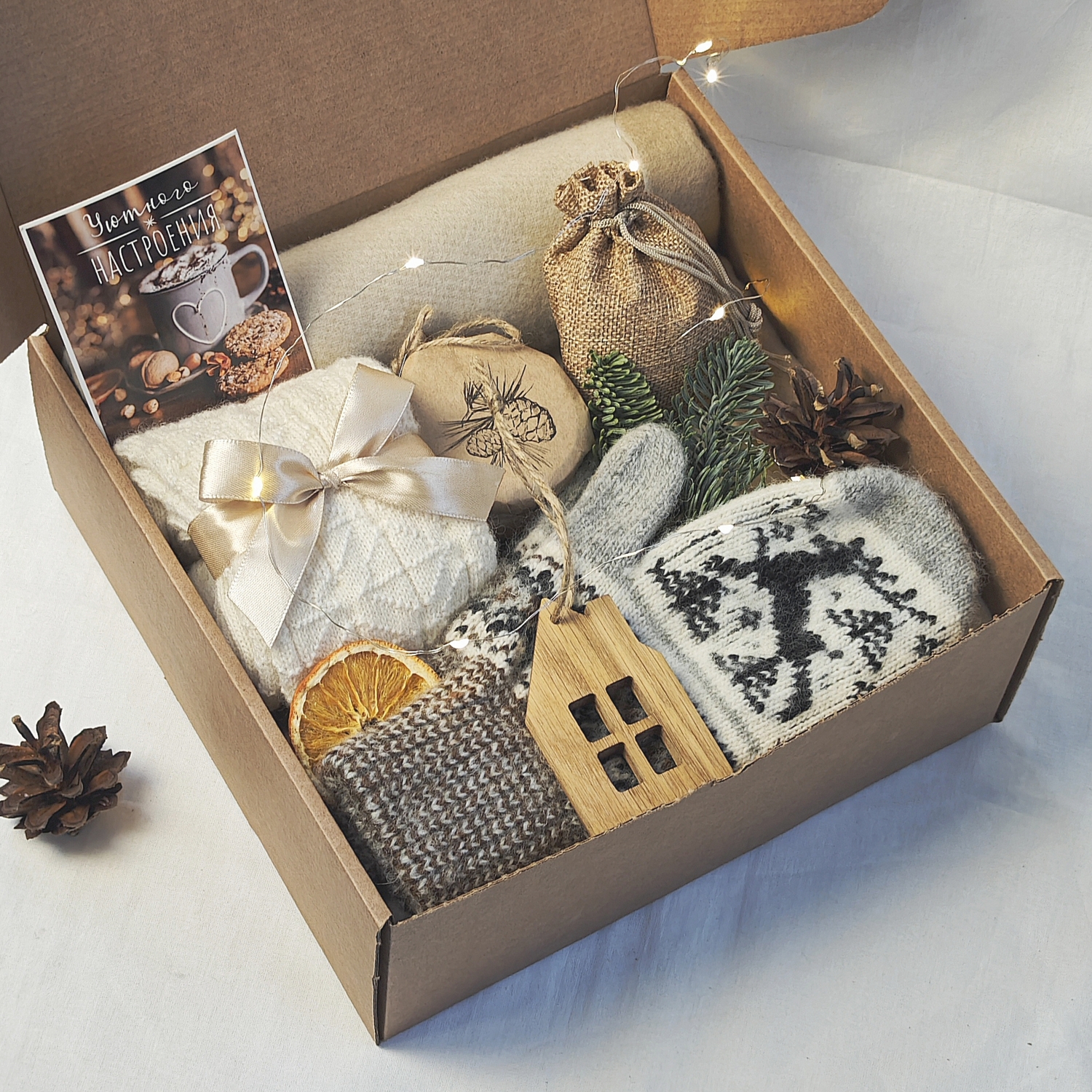 Новогодний подарок для женщины с пледом, варежками, носками, вареньем и ёлочной игрушкой Новогодний подарок для женщины с пледом, варежками, носками, вареньем и ёлочной игрушкой
