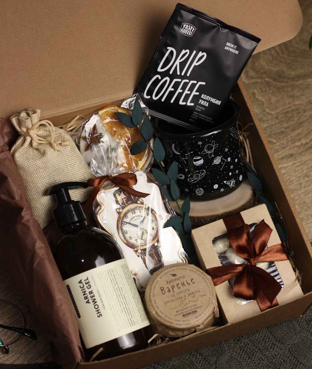 Подарочный бокс для мужчины с кружкой, чаем, кофе, сладостями и гелем для душа Подарочный бокс для мужчины с кружкой, чаем, кофе, сладостями и гелем для душа