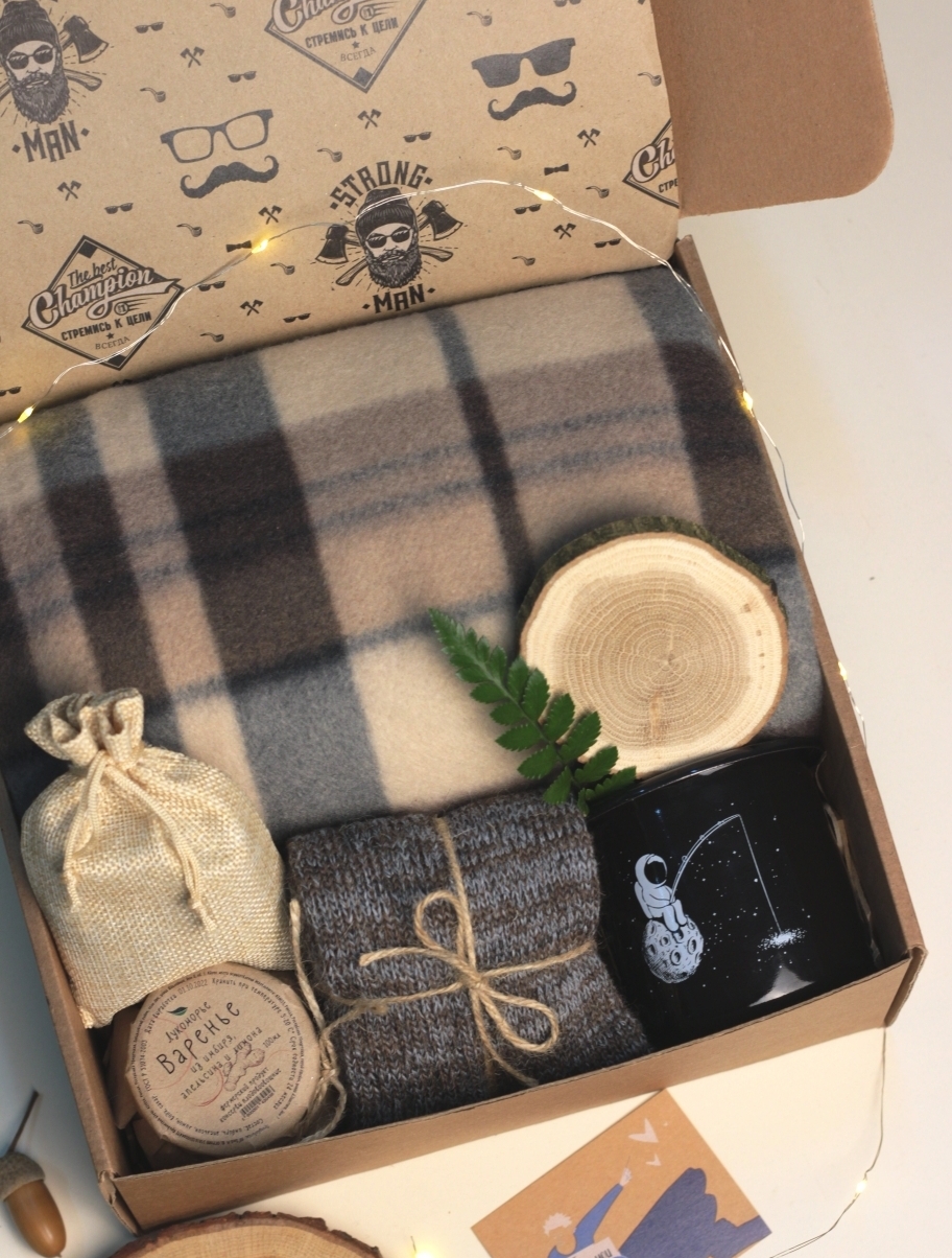 Мужской подарочный набор "Brown" №2 с пледом, кружкой, вареньем, чаем и носками