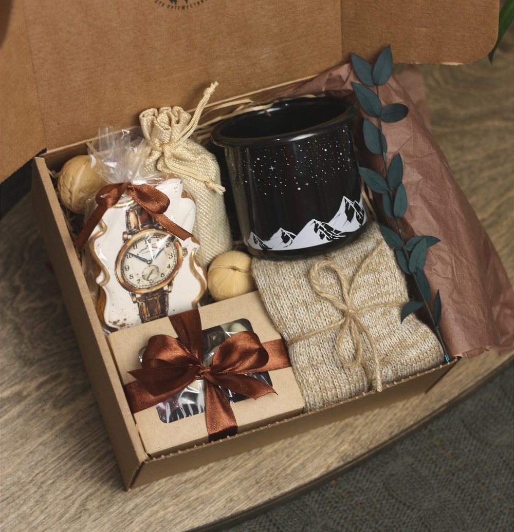 Набор для мужчины с кружкой, носками, орехами в шоколаде, имбирным пряником и чаем Набор для мужчины с кружкой, носками, орехами в шоколаде, имбирным пряником и чаем